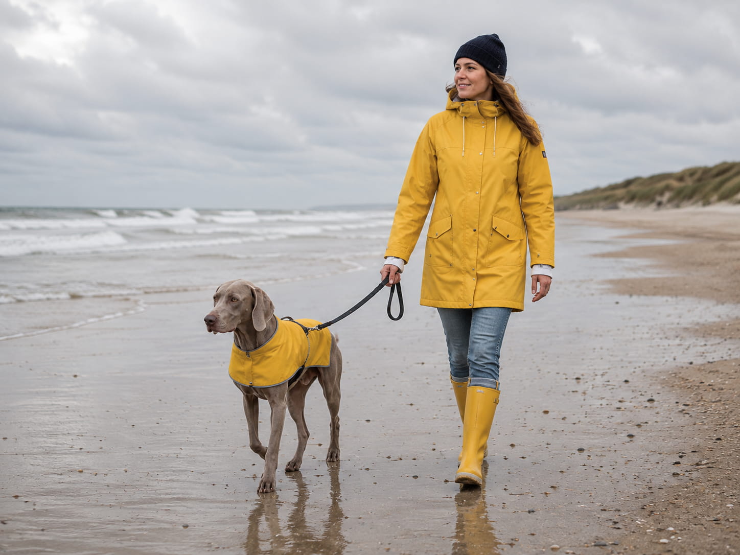 Hund und Frau im Friesennerz